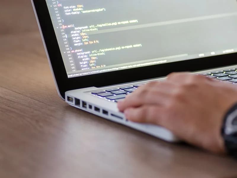 Webentwicklung am Laptop